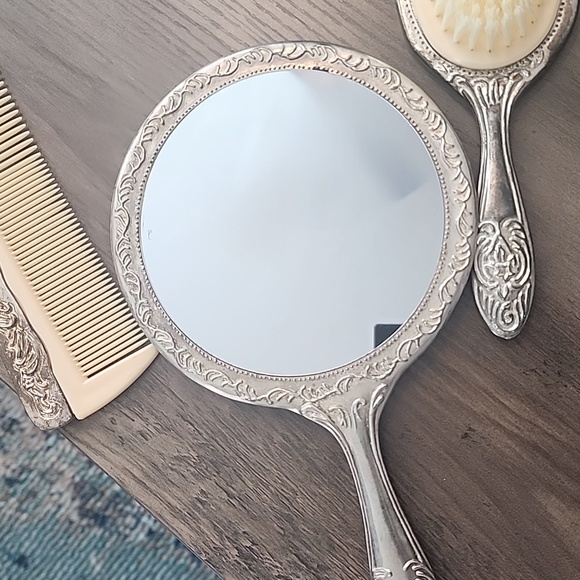 Vintage silver plated vanity set - Picture 5 of 6